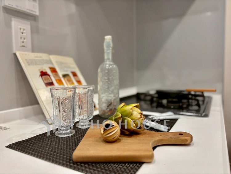 キッチン 【Kitchen】湯気が立ちのぼるたび、会話が弾む。リビングを見渡せる配置で、家族の気配を感じながら料理ができます。日常をやさしく支える空間です。