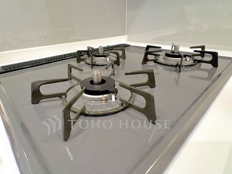 キッチン 【Kitchen】機能性と美しさを兼ね備えた設計。収納もしっかり確保され、生活感をすっきり保てます。日々を整えるキッチンです。