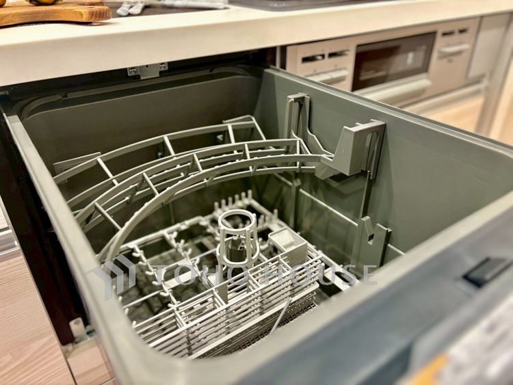 キッチン 【Kitchen】音や香りがリビングへと広がる心地よさ。家族との距離が近い対面キッチン。自然と人が集まる空間です。