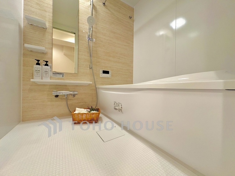 風呂 【Bathroom】一日の疲れをゆっくりと癒す空間。足を伸ばして入れる浴槽で、心までほどける時間を。