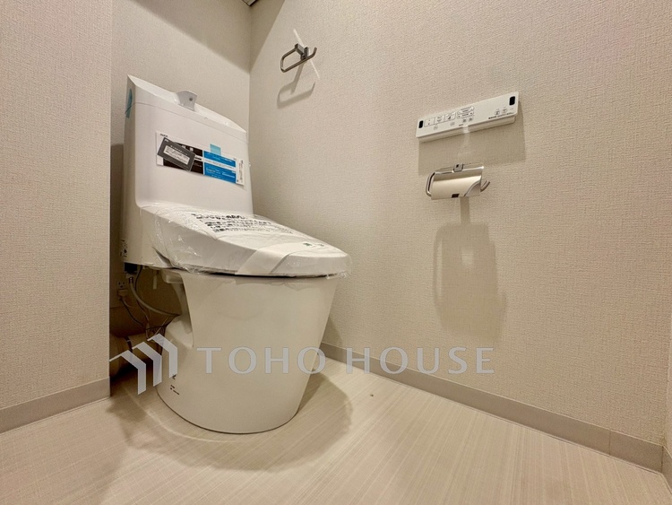 トイレ 【Toilet Room】落ち着いた色合いが心を整える。お手入れのしやすい設計で、清潔に保てます。機能性と清潔感を兼ね備えています。