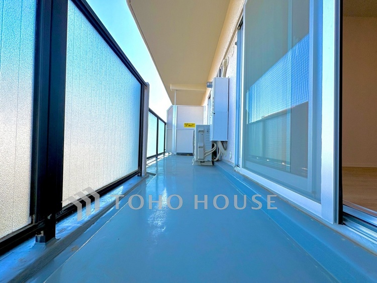 バルコニー 【Balcony】空を近くに感じる開放的な空間。陽当たりも良く、洗濯物も気持ちよく乾きます。日常に少しの余白を。