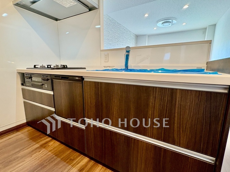 キッチン 【Kitchen】無駄のない動線が、毎日の家事を軽やかに。作業スペースもしっかり確保された設計。心地よく整うキッチンです