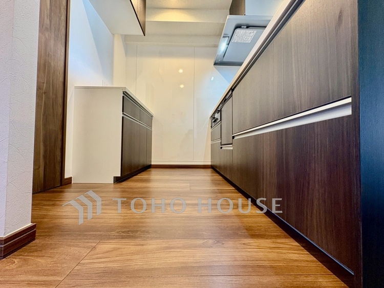 キッチン 【Kitchen】湯気が立ちのぼるたび、会話が弾む。リビングを見渡せる配置で、家族の気配を感じながら料理ができます。日常をやさしく支える空間です。