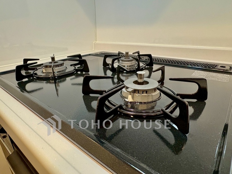 キッチン 【Kitchen】やわらかな光に包まれる調理時間。対面式で、料理をしながら自然と会話が生まれる空間。暮らしの中心になる場所です。