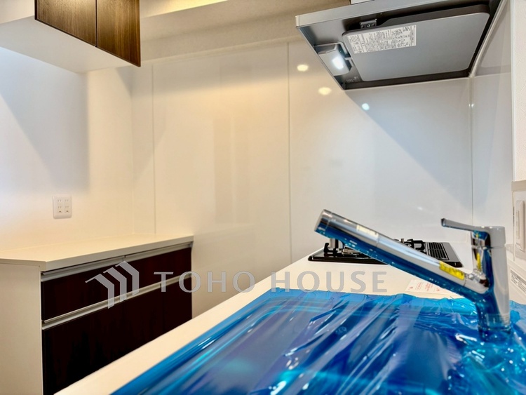 キッチン 【Kitchen】音や香りがリビングへと広がる心地よさ。家族との距離が近い対面キッチン。自然と人が集まる空間です。