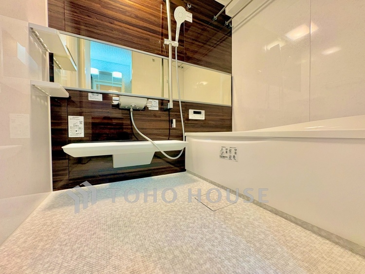 風呂 【Bathroom】一日の疲れをゆっくりと癒す空間。足を伸ばして入れる浴槽で、心までほどける時間を。