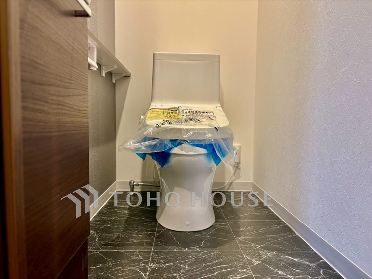 トイレ 【Toilet Room】落ち着いた色合いが心を整える。お手入れのしやすい設計で、清潔に保てます。機能性と清潔感を兼ね備えています。