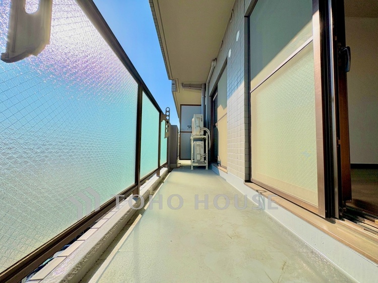 バルコニー 【Balcony】空を近くに感じる開放的な空間。陽当たりも良く、洗濯物も気持ちよく乾きます。日常に少しの余白を。