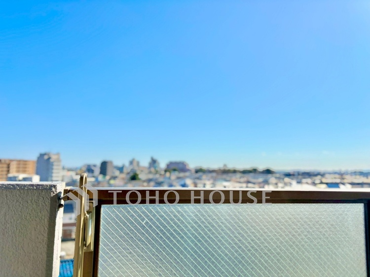 バルコニー 【Balcony】室内とつながる自然な広がり。布団干しも可能なゆとりある設計。実用性も兼ね備えたバルコニーです。