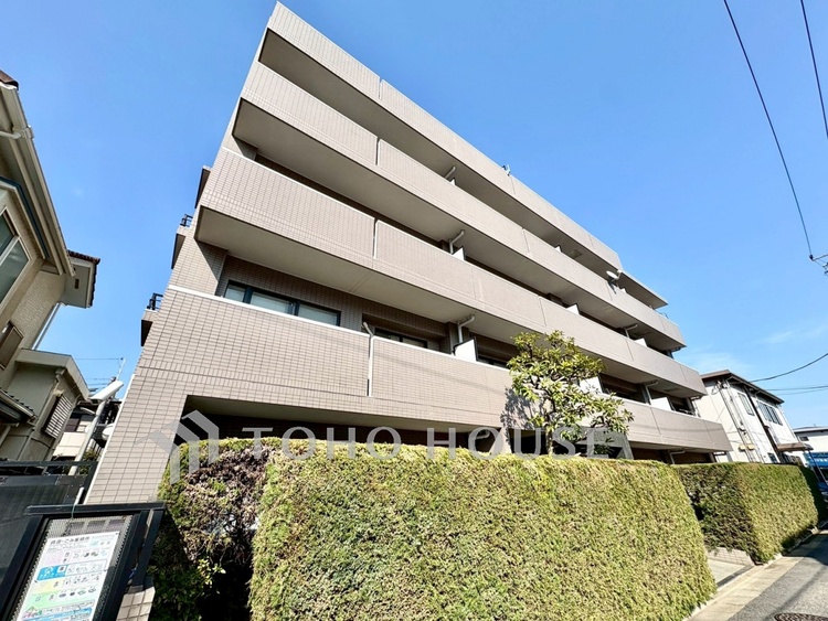 外観 【Exterior】落ち着いた街並みに佇むマンションの外観。室内は現在リフォーム中で、新しい住空間がこれから整えられていきます。