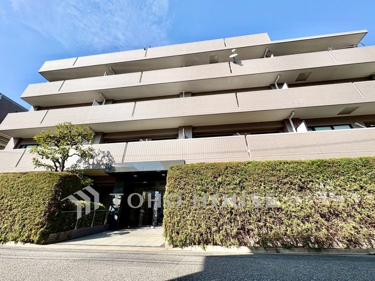 外観 【Exterior view】周囲の街並みと調和する外観。室内はリフォーム中につき、完成後の空間が待ち遠しく感じられます