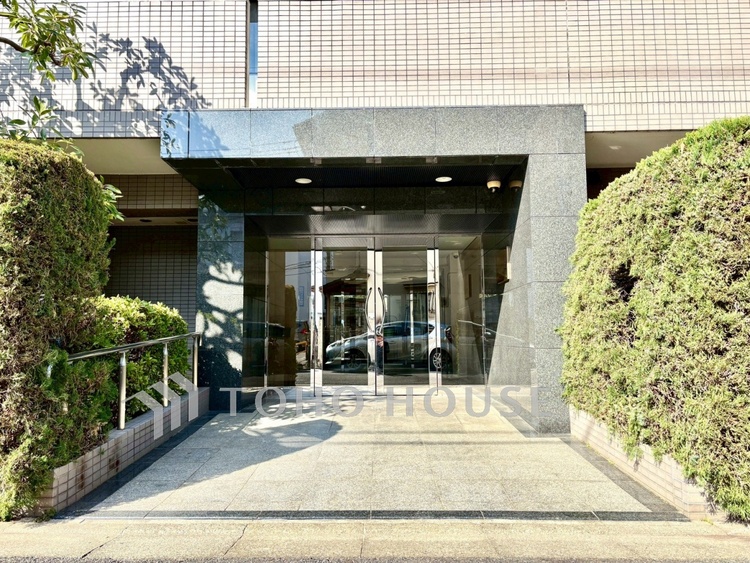 外観 【Entrance】住まいの第一印象をつくるエントランス。落ち着いた佇まいが、帰宅するたびに安心感を与えてくれます。