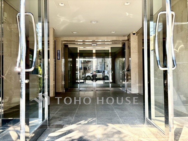 外観 【Entrance】住まいの第一歩となる玄関スペース。帰宅するたびに、ほっと安心できる空間が迎えてくれます。