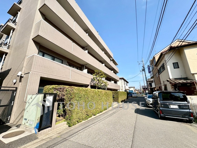外観 【Exterior view】街並みに静かに溶け込むマンションの外観。落ち着いた佇まいが、穏やかな暮らしを想像させてくれます。