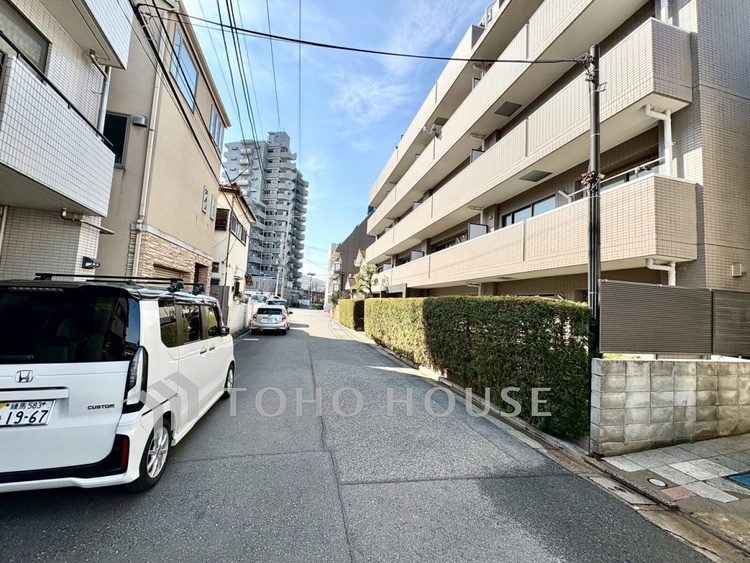 外観 【Exterior】少し離れた場所から望む建物全体の姿。周囲の街並みと調和した、落ち着きのある外観です。