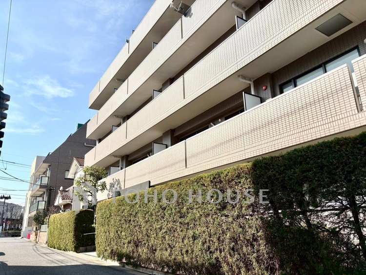 外観 【Exterior】街の景色の一部として佇むマンション。遠目からでも感じられる、整った外観の美しさ。