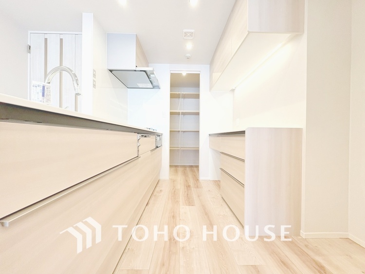 キッチン 【KITCHEN】◆ワクワク◆開放的で機能性も高いシステムキッチン。お子様は毎日のご飯にワクワク！