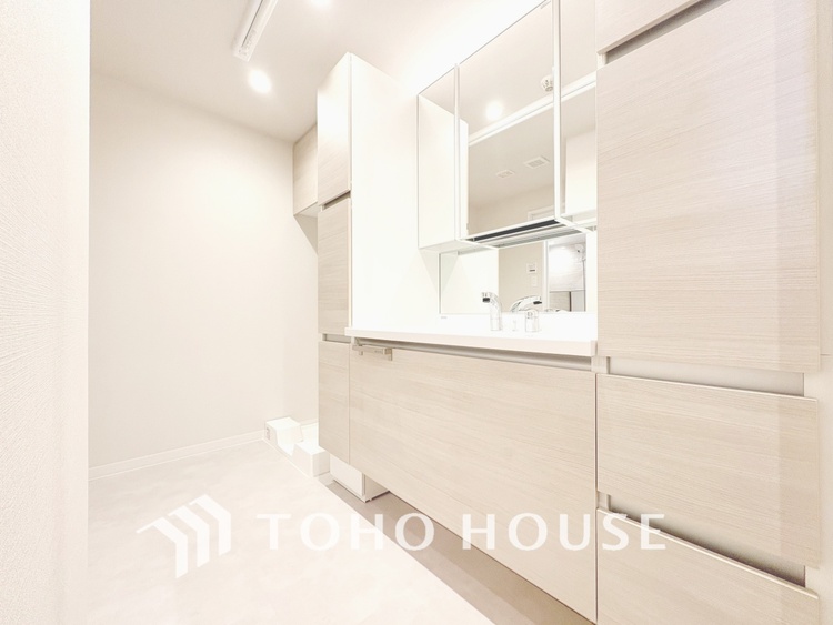 洗面 【WASHROOM】◆快適◆煌びやかな暮らしの中にも忘れたくない快適さ。大きな収納が助けてくれます。