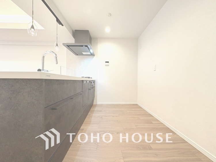 キッチン 【KITCHEN】◆ワクワク◆開放的で機能性も高いシステムキッチン。お子様は毎日のご飯にワクワク！