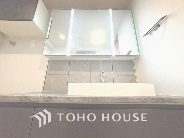 洗面 【WASHROOM】◆快適◆煌びやかな暮らしの中にも忘れたくない快適さ。大きな収納が助けてくれます。