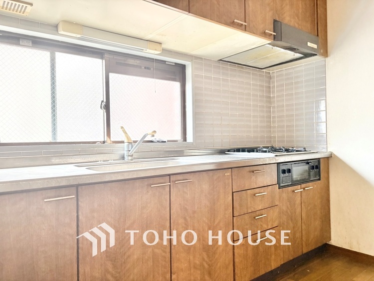 キッチン 【KITCHEN】◆ワクワク◆開放的で機能性も高いシステムキッチン。お子様は毎日のご飯にワクワク！