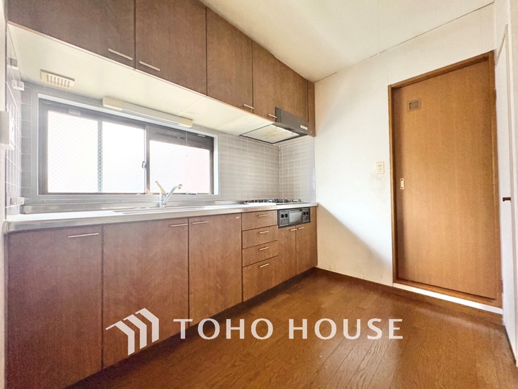 その他 【KITCHEN】◆開放的◆後片付けが楽なシステムキッチン。収納スペースの充実！