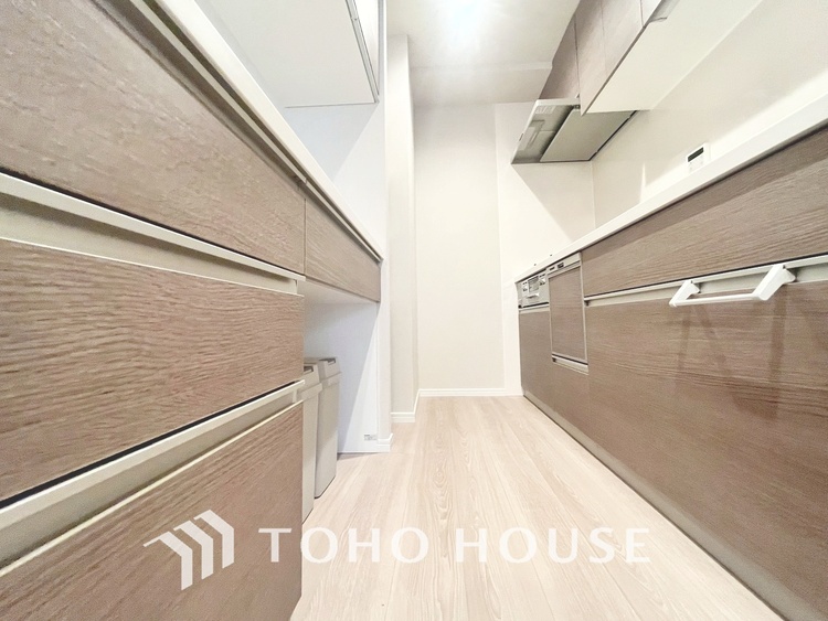 キッチン 【KITCHEN】◆ワクワク◆開放的で機能性も高いシステムキッチン。お子様は毎日のご飯にワクワク！