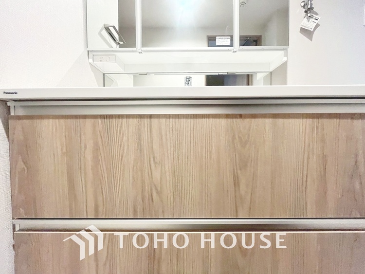 洗面 【WASHROOM】◆快適◆煌びやかな暮らしの中にも忘れたくない快適さ。大きな収納が助けてくれます。