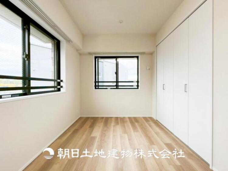 内装 【居室】爽やかな空間演出とセンス良く纏められた室内は良質な寛ぎ空間。そこで暮らす大切な人達のことを考え造りこんだ空間は日々の生活に安らぎを与えてくれます。