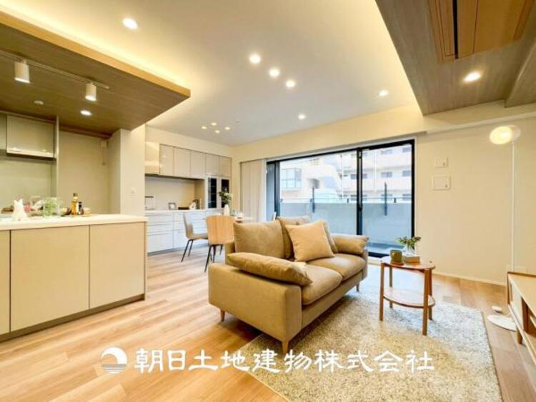 居間 【リビング】1日の中で最も長い時間を過ごすことになるリビングだからこそ、いつも笑顔があふれる空間であるように。広々とした空間から幸せな未来を。