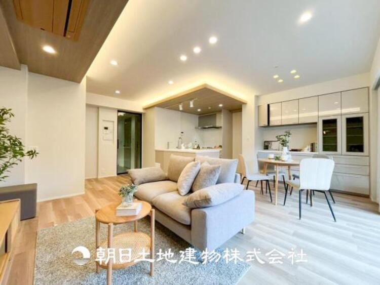 居間 【リビング】大切なご家族、招いた友人と過ごすひと時を溢れる光が優しく包み込む空間。大切な人とともに、心穏やかに過ごすひととき。家族との時間、自分の時間を大切にできる空間を作りました。