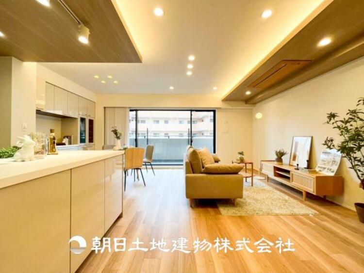 居間 【リビング】開放的で明るい空間が広がるLDK。リビングには暖かな太陽が降り注ぎ、爽やかな住空間です。お友達を呼んでお茶をしたり、一緒に料理を楽しみながら楽しい時間を。