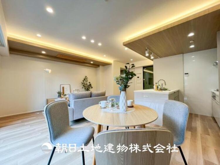 居間 【リビング】LDKは広々大空間。家族や友人との時間など、１番多くの時間を過ごす空間。何気なく過ぎる時でさえも上質で快適な空間でお過ごしください。