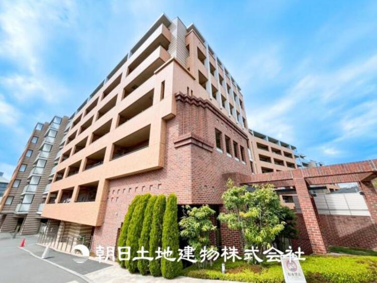 外観 【外観写真】表現された空間はたくさんの光を浴び、風を感じ、暮らしの時間を豊かにしてくれます。デザインされた空間と競い合うかのような充実した建物と共に大切な家族の思い出を刻んでいきます。