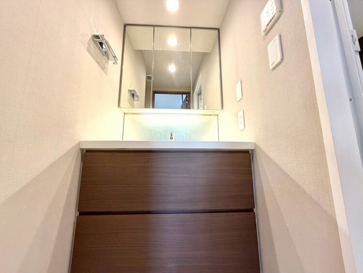 その他 清潔感を感じられる洗面化粧台。