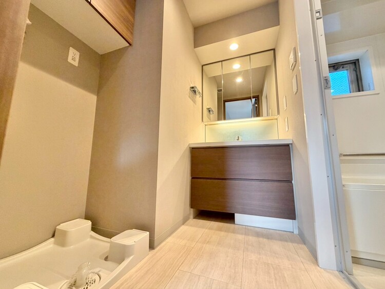 その他 十分な広さの脱衣所。