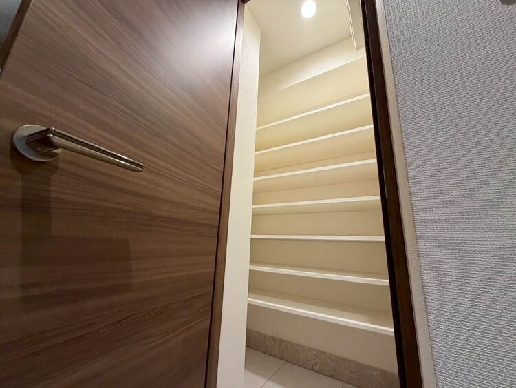 その他 収納スペースが付いていて、お部屋を広く使っていただけます。