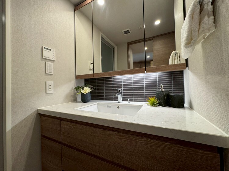 その他 清潔感を感じられる洗面化粧台。