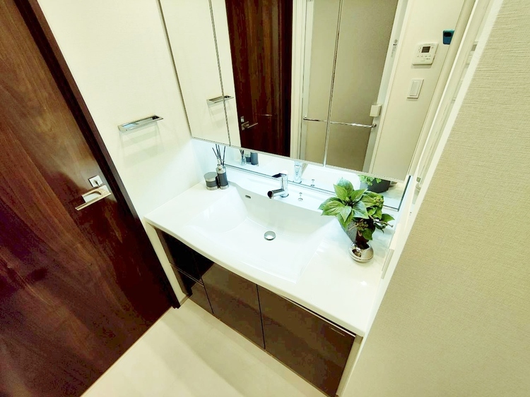 その他 清潔感を感じられる洗面化粧台。