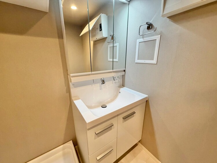 その他 清潔感を感じられる洗面化粧台。