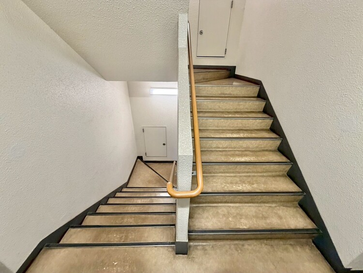 その他 共用部の階段です。明るく清潔に管理されています。