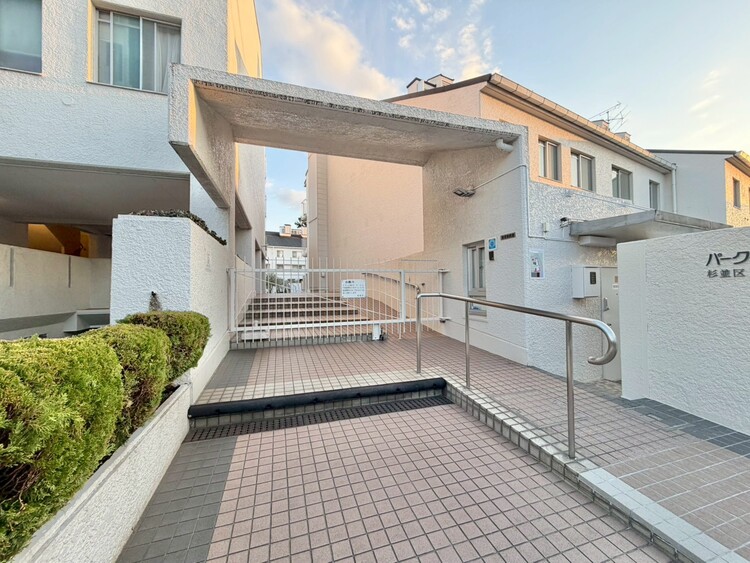 その他 上質感漂う玄関アプローチです。