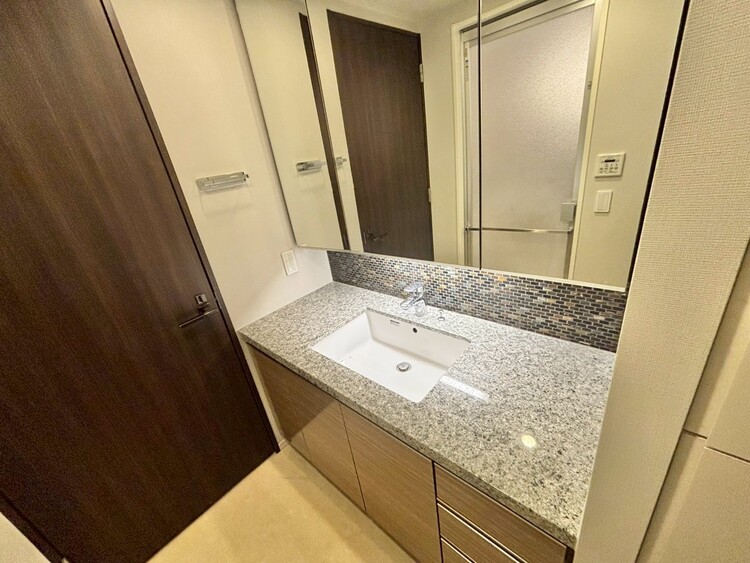 その他 清潔感を感じられる洗面化粧台。