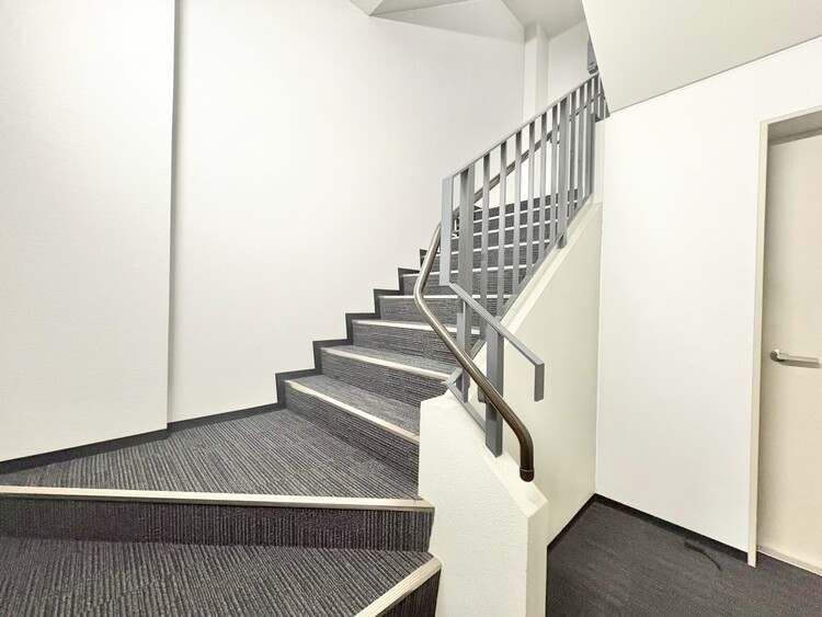 その他 共用部の階段です。明るく清潔に管理されています。