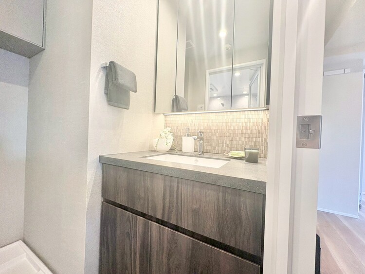 その他 清潔感を感じられる洗面化粧台。