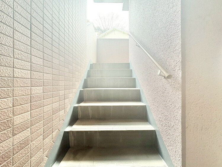 その他 共用部の階段です。明るく清潔に管理されています。