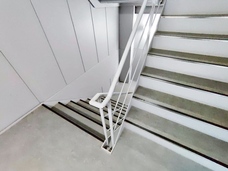 その他 共用部の階段です。明るく清潔に管理されています。