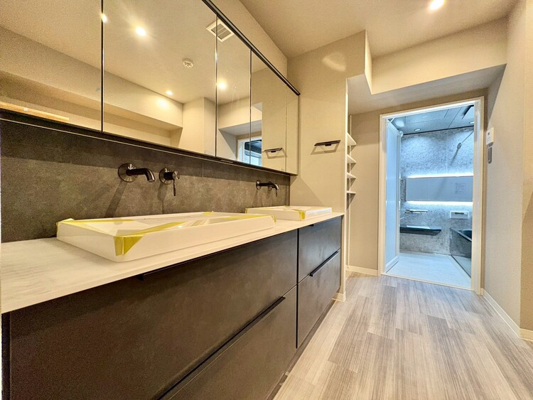 その他 清潔感を感じられる洗面化粧台。