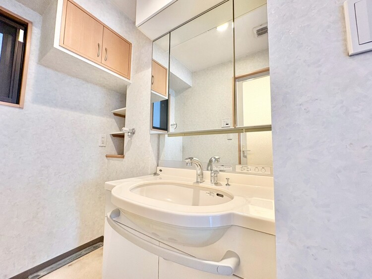 その他 清潔感を感じられる洗面化粧台。